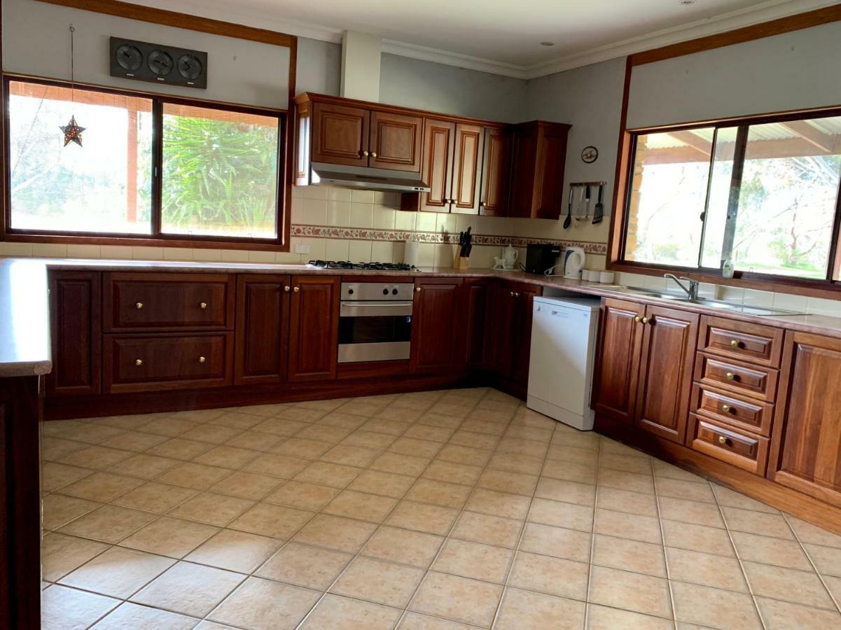 Bee'S Place - 3 Bedroom Home On 10 Acres Of Land With Distant Ocean Views Emu Bay Екстер'єр фото